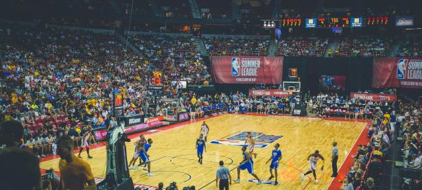 开云下载-羽球赛场双焦点，日本队险胜背后的战术博弈，戴资颖火热状态点燃女单格局