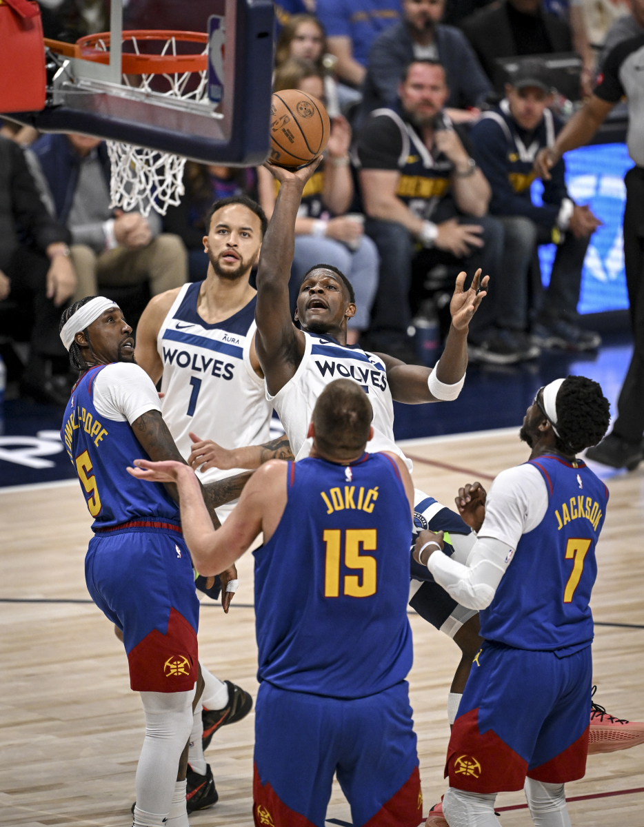 森林狼前锋受伤情况令人堪忧,球队调整部署 森林狼前锋受伤情况令人堪忧,球队调整部署