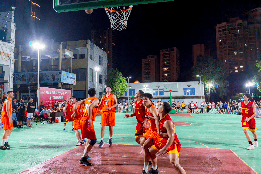 关于红蓝战队激烈角逐,草地上飞起了球迷的欢呼声的信息 关于红蓝战队激烈角逐,草地上飞起了球迷的欢呼声的信息