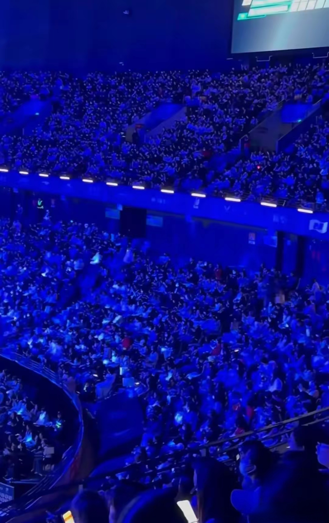 关于红蓝战队激烈角逐,草地上飞起了球迷的欢呼声的信息 关于红蓝战队激烈角逐,草地上飞起了球迷的欢呼声的信息