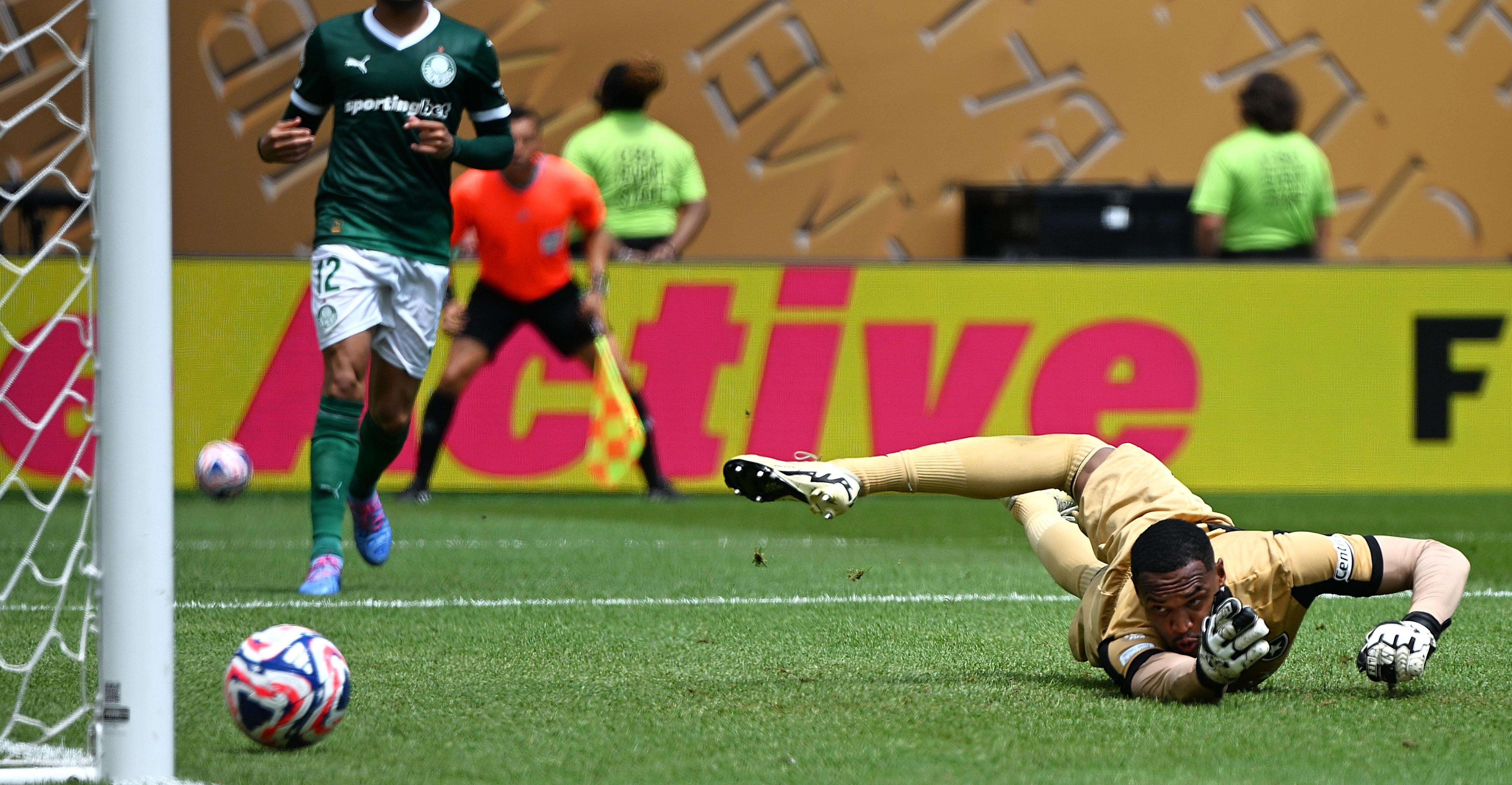 一场激烈的足球对抗让球迷尖叫不已的简单介绍 一场激烈的足球对抗让球迷尖叫不已的简单介绍