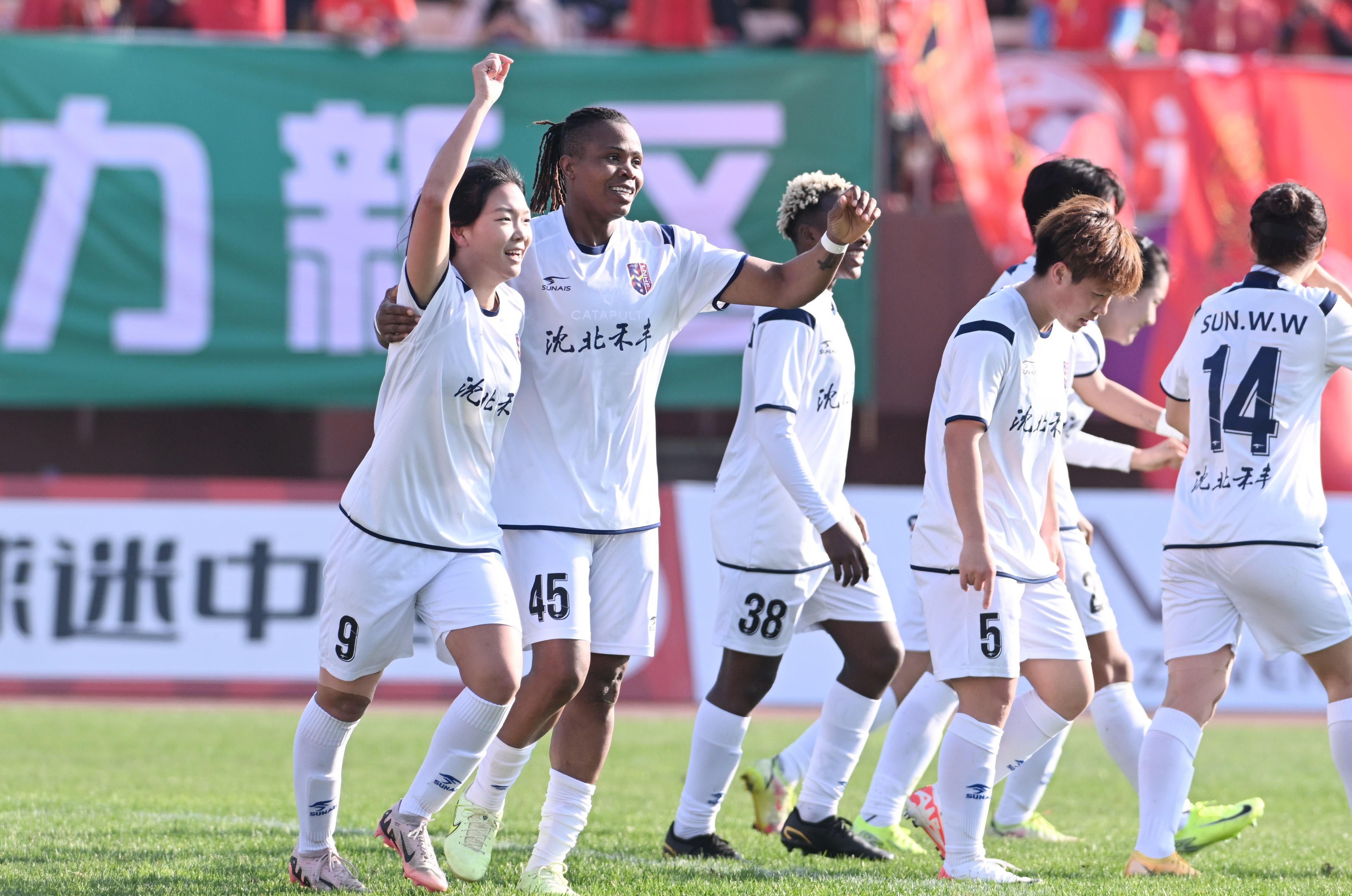 包含选手表现稳定,女足比赛赛场精彩纷呈、球迷欣喜观望的词条 包含选手表现稳定,女足比赛赛场精彩纷呈、球迷欣喜观望的词条