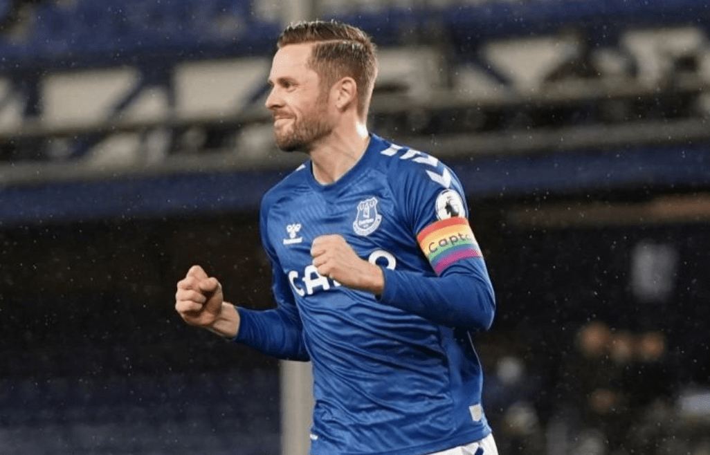 包含博洛尼亚全队表现出众，再次登顶积分榜的词条