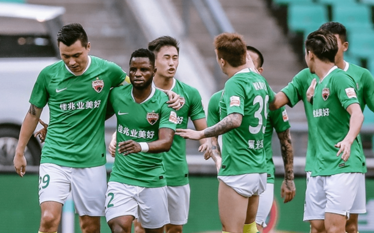 包含博洛尼亚全队表现出众，再次登顶积分榜的词条