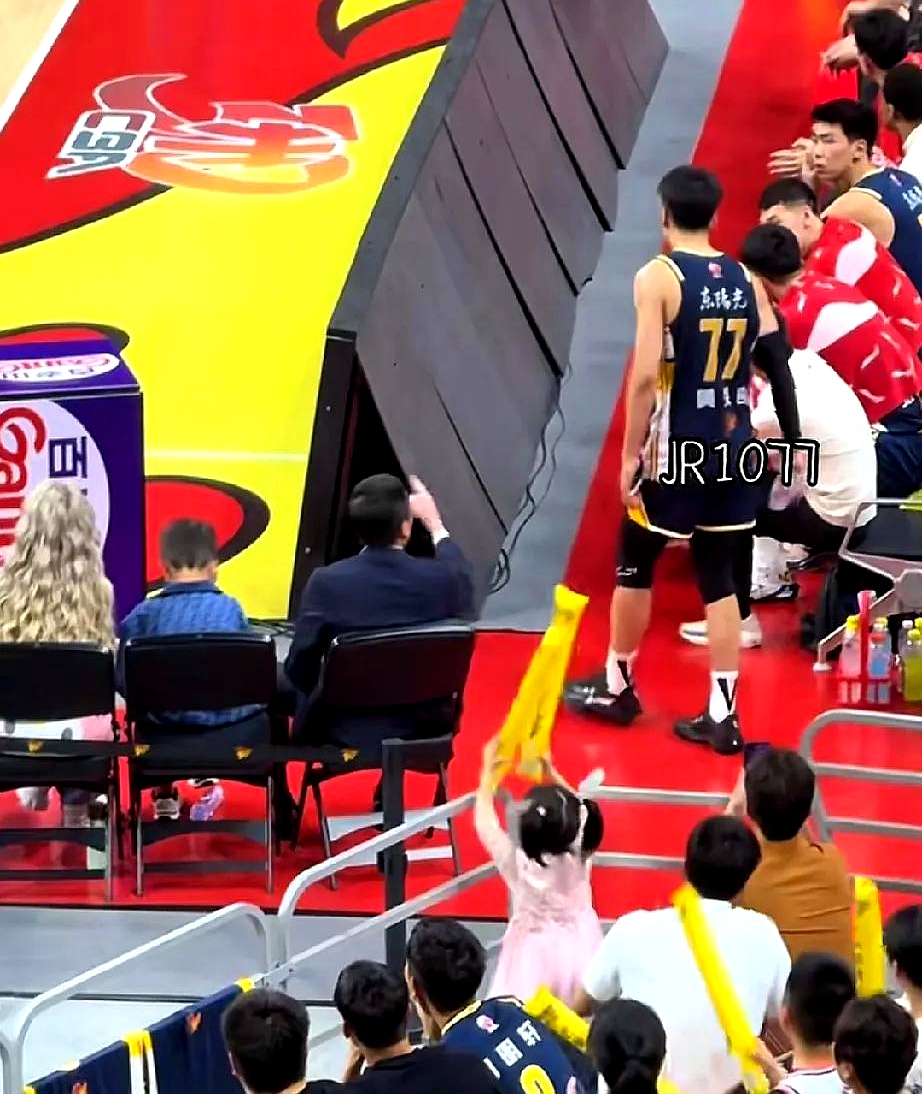 球星大放异彩！3球带队晋级，球迷沸腾的简单介绍