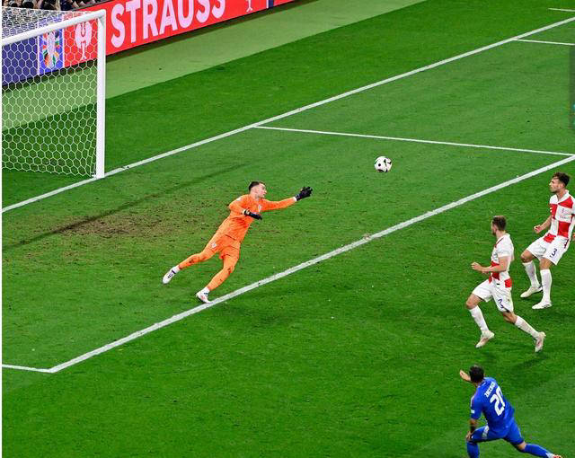 包含西班牙取胜晋级，意大利期待下一轮的词条