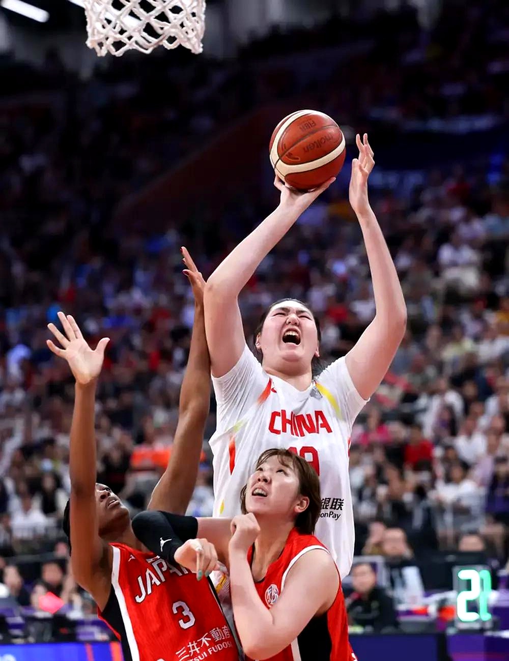 激动人心的篮球比赛取得了惊人的成绩的简单介绍