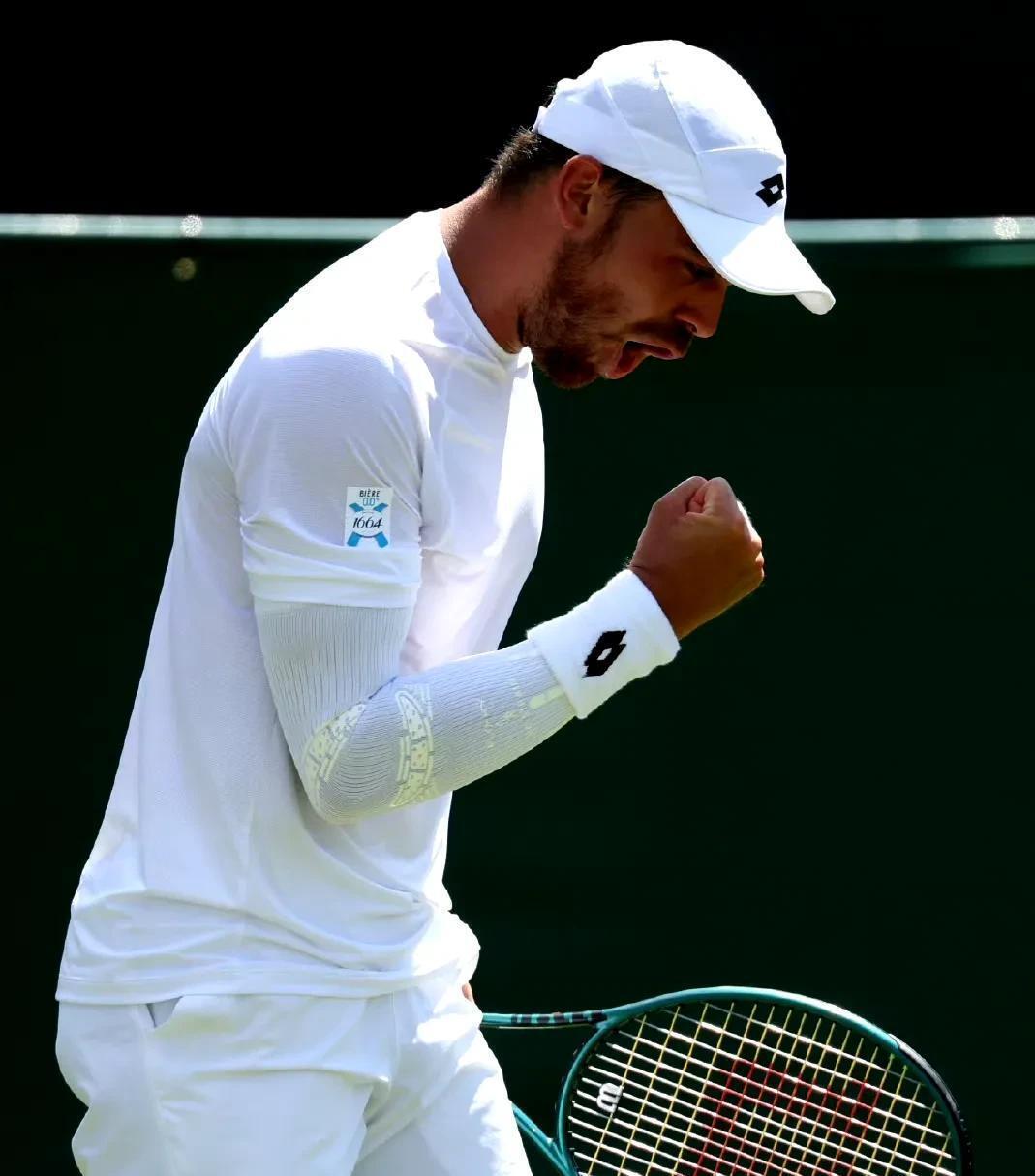 包含蒙特卡洛大师赛逆转温网，梅德韦杰夫惊艳四座的词条